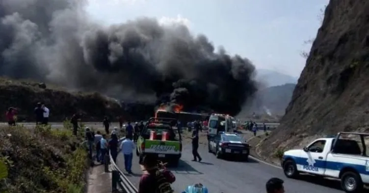 Meksika’da trafik kazasında alev alan minibüsteki 14 kişi yanarak öldü