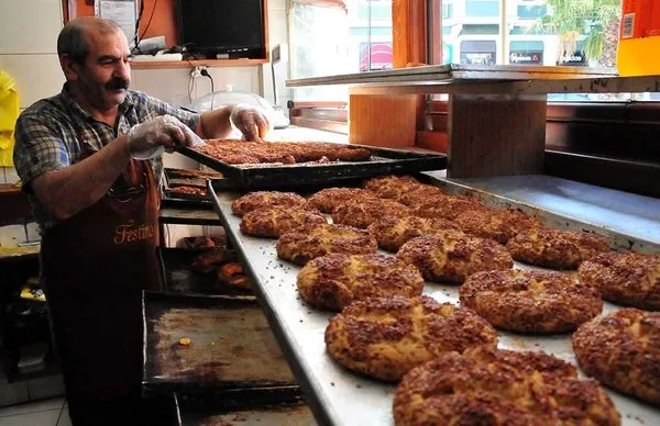 Tarihi fırında zorlu ramazan mesaisi