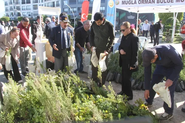 sehitler-anisina-fidanlar-yeserecek-fethiyede-18-martta-5-bin-fidan-dagitildi-1742313124744.jpg