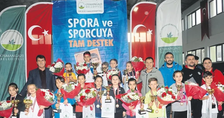 Minik raketler kupa için ter döktü