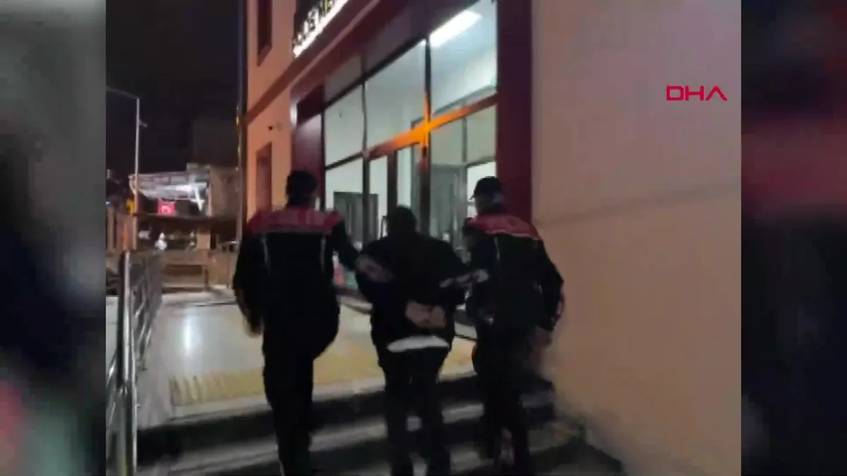 İzmir’de 10 yıl hapis cezası ile aranan firari hükümlü yakalandı videosunu izle İzmir’de 10 yıl hapis cezası ile aranan firari hükümlü yakalandı videosunu izle