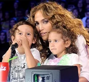 Jennifer Lopez ikizlerini de kendine benzetti