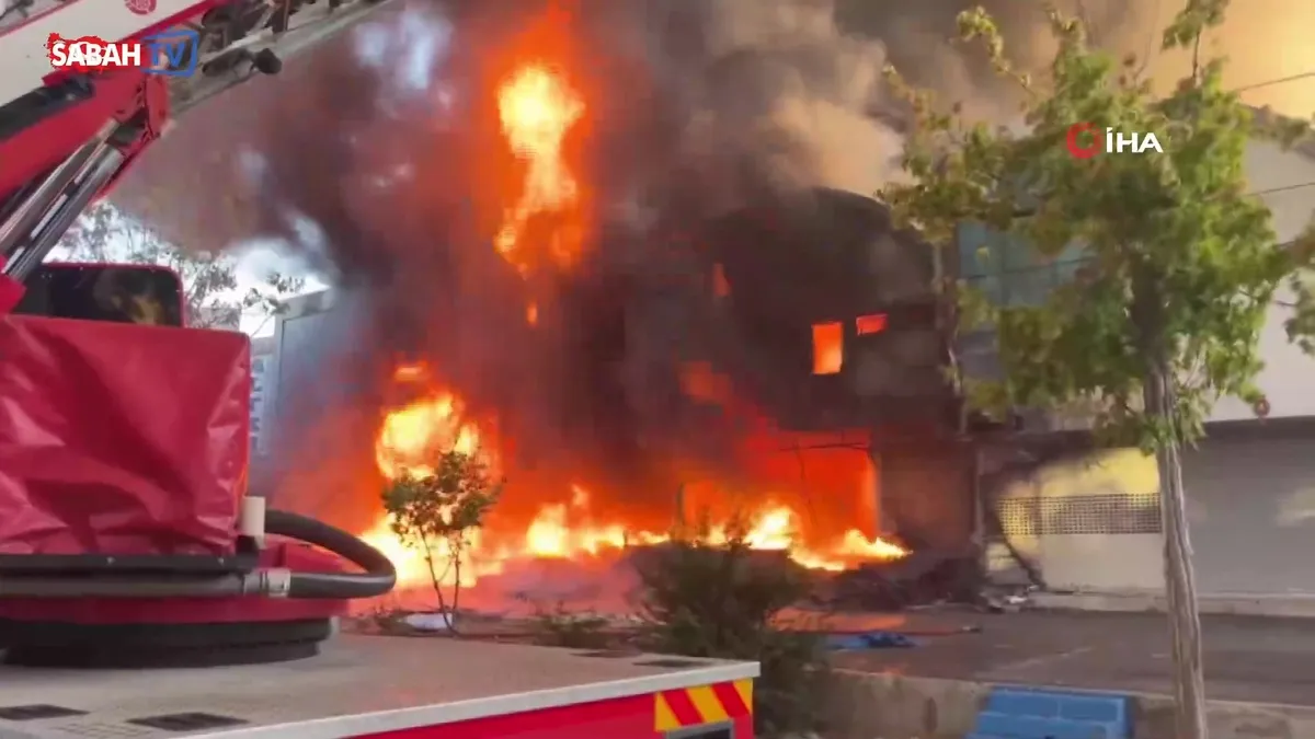 SON DAKİKA: Bağcılar İSTOÇ'ta iş yerlerinde yangın! | Video videosunu izle | Son Dakika Haberleri