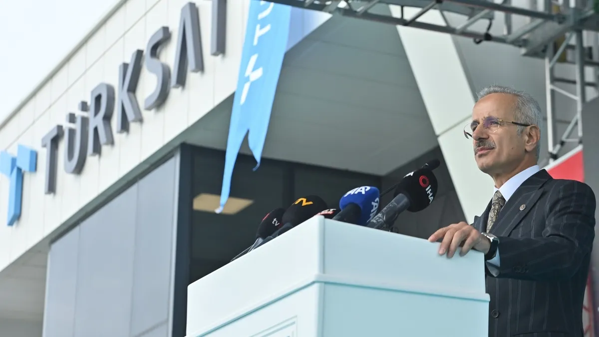 Bakan Uraloğlu açıkladı: Türkiye’nin dijital kalesi olacak! TÜRKSAT Gölbaşı Veri Merkezi’nde ilk kazma 22 Temmuz’da vurulacak Bakan Uraloğlu açıkladı: Türkiye’nin dijital kalesi olacak! TÜRKSAT Gölbaşı Veri Merkezi’nde ilk kazma 22 Temmuz’da vurulacak