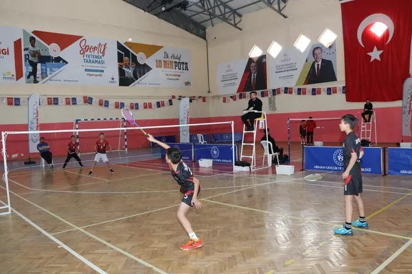 ardahanda-badminton-heyecani-kucukler-grup-musabakalari-renkli-goruntulerle-basladi-1744572375987.jpg