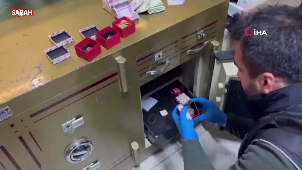 Kuyumcu süsü verip tefecilik yaptılar: Operasyonda silah, pos cihazları ve milyonluk çek-senet ele geçirildi | Video videosunu izle Kuyumcu süsü verip tefecilik yaptılar: Operasyonda silah, pos cihazları ve milyonluk çek-senet ele geçirildi | Video videosunu izle