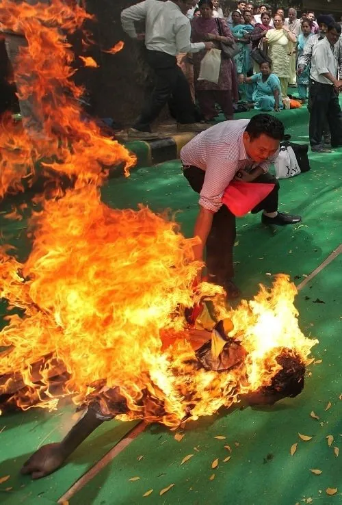 Tibetli protestocu kendini yaktı!