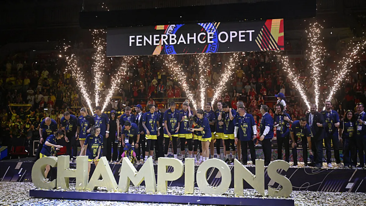 EuroLeague Women şampiyonu Fenerbahçe Opet kupasını aldı!