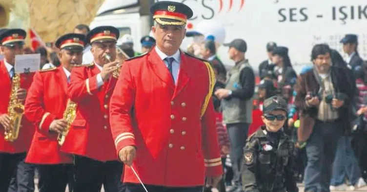 21 yıllık bando şefini çim yolmaya gönderdiler