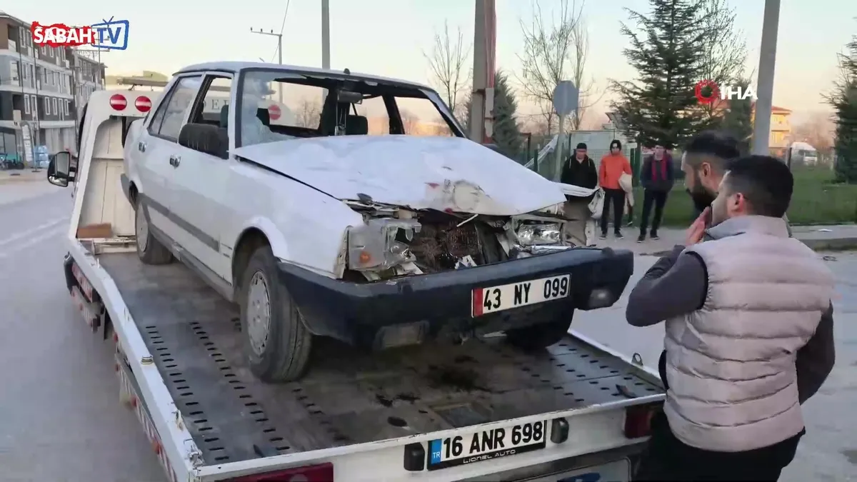 Bursa’da otomobil park halindeki tırın altına girdi: 1 yaralı videosunu izle Bursa’da otomobil park halindeki tırın altına girdi: 1 yaralı videosunu izle