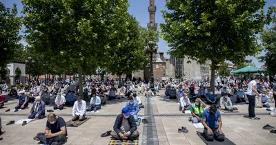 Vatandaşlar cuma namazı için Mahmutbey Stadyumu’nda saf tuttu