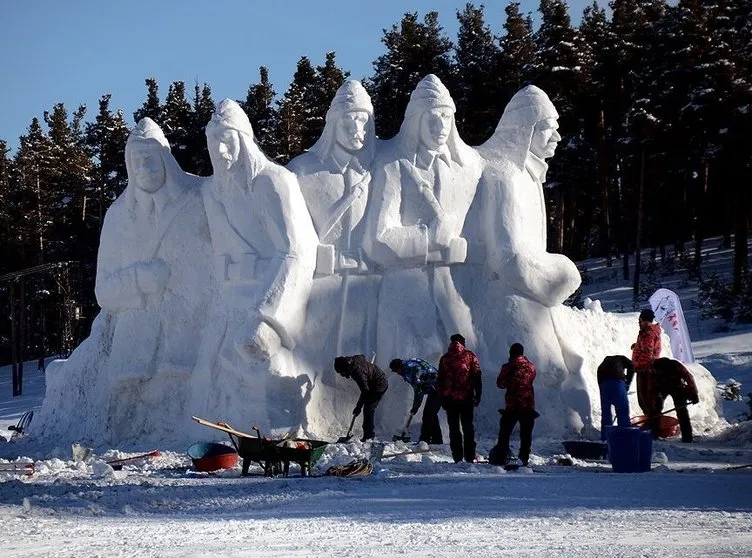 Sarıkamış şehitleri anısına yapılan kardan heykeller