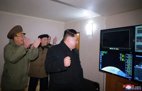 Kuzey Kore’nin füze denemesinden ilk görüntüler!