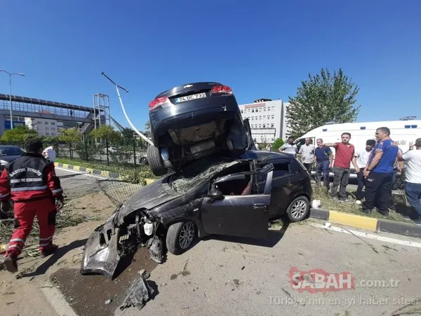 Bartın'da inanılmaz kaza: Otomobil, çarptığı otomobilin üzerinde kaldı