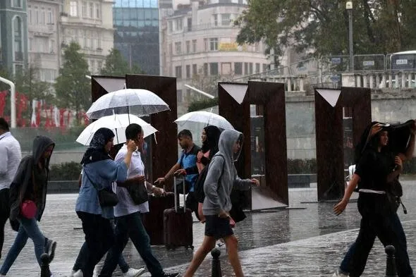 İstanbul'da yolları su bastı; tramvay seferi durdu