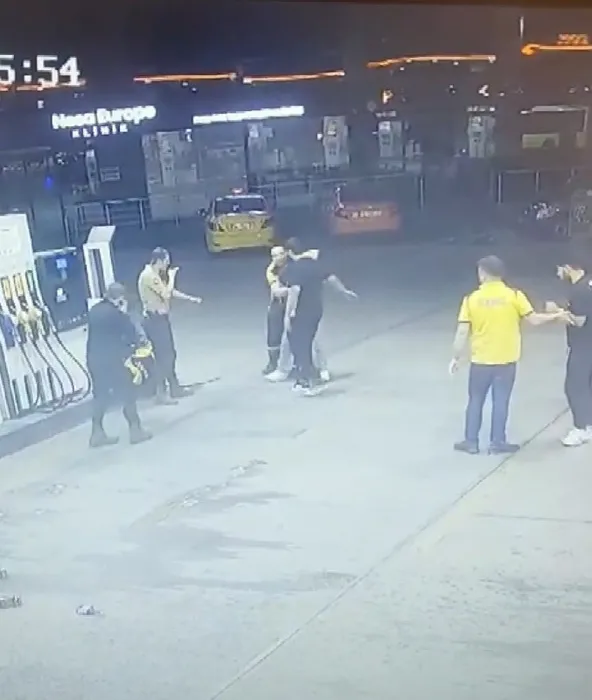 Akaryakıt istasyonunda bayıltan dayak! Dakikalarca dövülen gencin babası isyan etti: Vicdanınız yok mu...