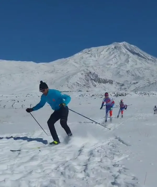 agri-dagi-eteklerinde-kayak-keyfi-genc-sporculardan-agri-daginda-nefes-kesen-kayak-gosterisi-1740936798513.jpg