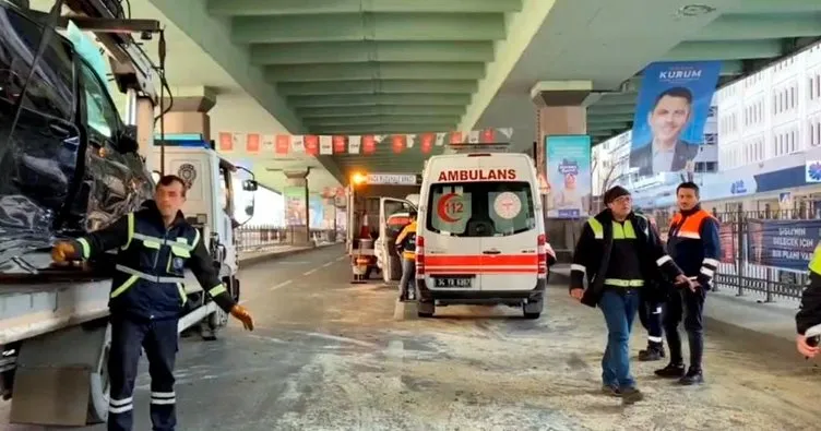 Hatalı dönüş yapan minibüs ile ambulans çarpıştı: 3 yaralı