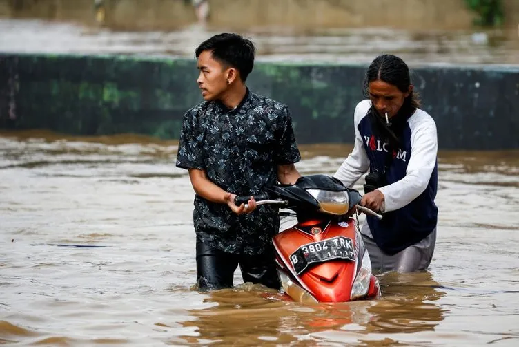 Ölü sayısı giderek artıyor! Endonezya sele teslim