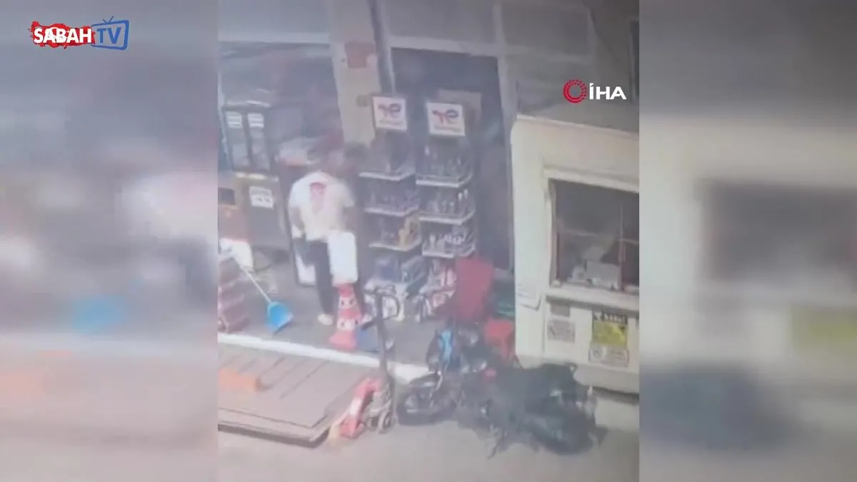 Görevlinin yanı başındaki rahat hırsızlar pes dedirtti: Hırsızlık anı kamerada | Video videosunu izle Görevlinin yanı başındaki rahat hırsızlar pes dedirtti: Hırsızlık anı kamerada | Video videosunu izle