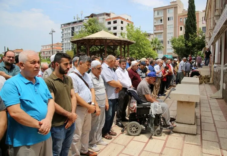 Türkiye'nin dört bir yanında Muhammed Mursi için gıyabi cenaze namazı kılındı