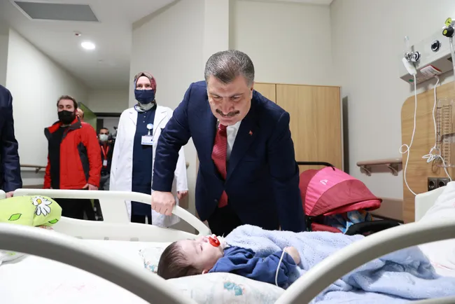 saglik-bakani-fahrettin-koca-bursada-hastalari-ziyaret-etti-1650315160642.jpg