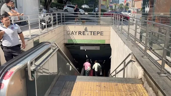 m2-metrosunda-facianin-esiginden-donuldu-gorme-engelli-genc-raylara-dustu-1785057962181.jpg