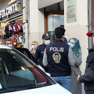 Taksim'de maske takmayan kadın polise zor anlar yaşattı! 'Şov yapıyorlar'