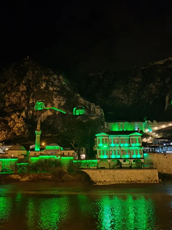 amasya-yesile-burundu-amasyanin-sembolu-tarihi-yapilar-yesilay-haftasi-nedeniyle-yesile-burundu-1709722279609.jpg