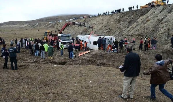 Cenaze taşıyan otobüs devrildi