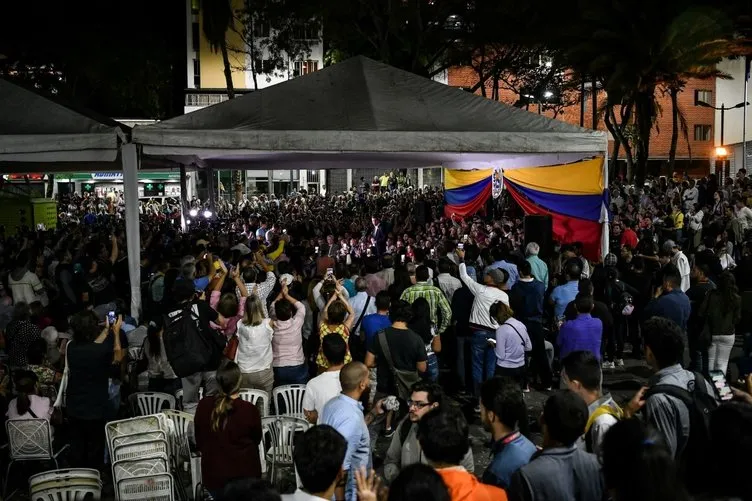 Guaido Venezuela’ya döndü! Havalimanında büyük şok
