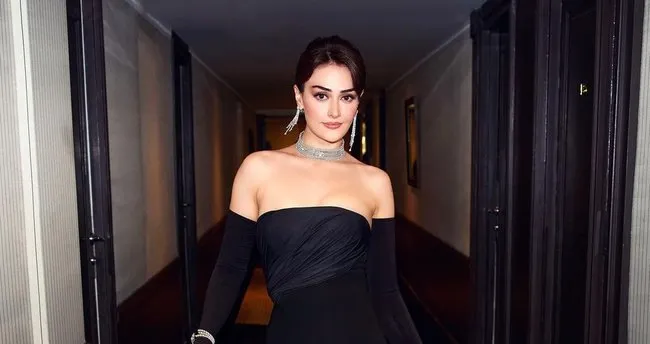 Esra Bilgiç göz alıcı güzelliğiyle büyüledi! 'Türkiye'nin en güzel kadını'
