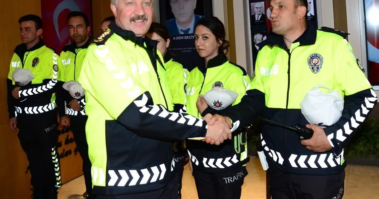 İzmir Emniyet Müdürü Hüseyin Aşkın, güne yeni trafik polisi kıyafetiyle başladı