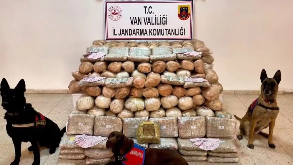 Van’da düzenlenen operasyonda 333 kilogram skunk ele geçirildi Van’da düzenlenen operasyonda 333 kilogram skunk ele geçirildi
