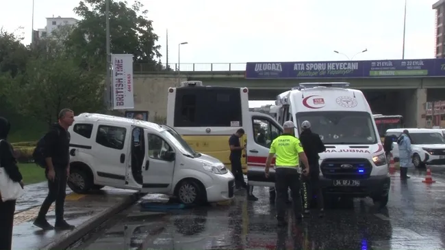 istanbulda-zincirleme-kaza-iett-otobusu-otomobil-ve-minibuse-carpti-1726996639253.jpg
