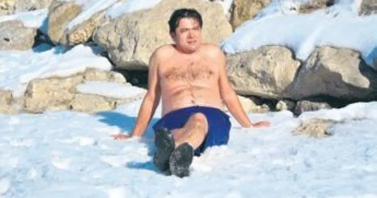 Dondurucu soğukta Van Gölü’nde yüzdü