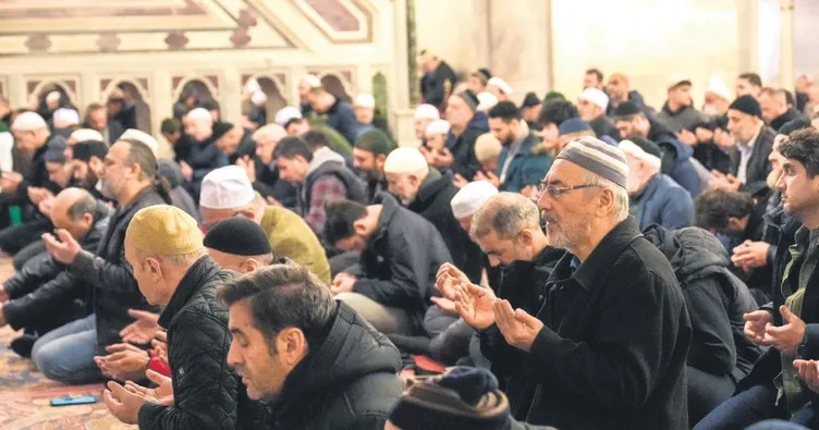 Eller şehitler için semaya kalktı