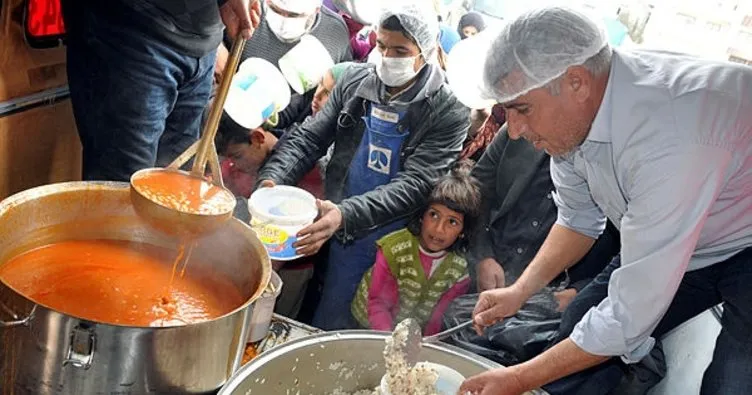 Çadırlarda yaşayan Suriyeli sığınmacılara sıcak yemek dağıtıldı