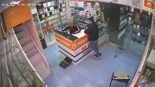 izmirde-7-ayri-is-yerinde-hirsizlik-yapan-ahmet-elik-yakalandi-hirsizlik-anlari-kamerada-1735546459690.jpg