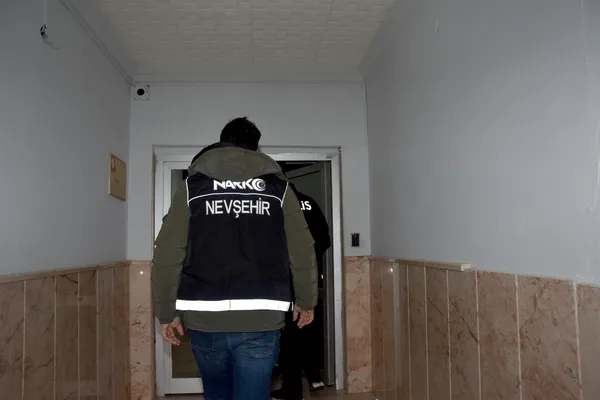 nevsehirde-215-milyon-liralik-tefecilik-agi-cokertildi-68-gozalti-1768378261672.jpg