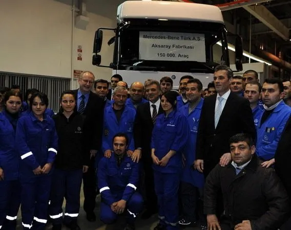 Gül, kamyonun şoför koltuğunda!