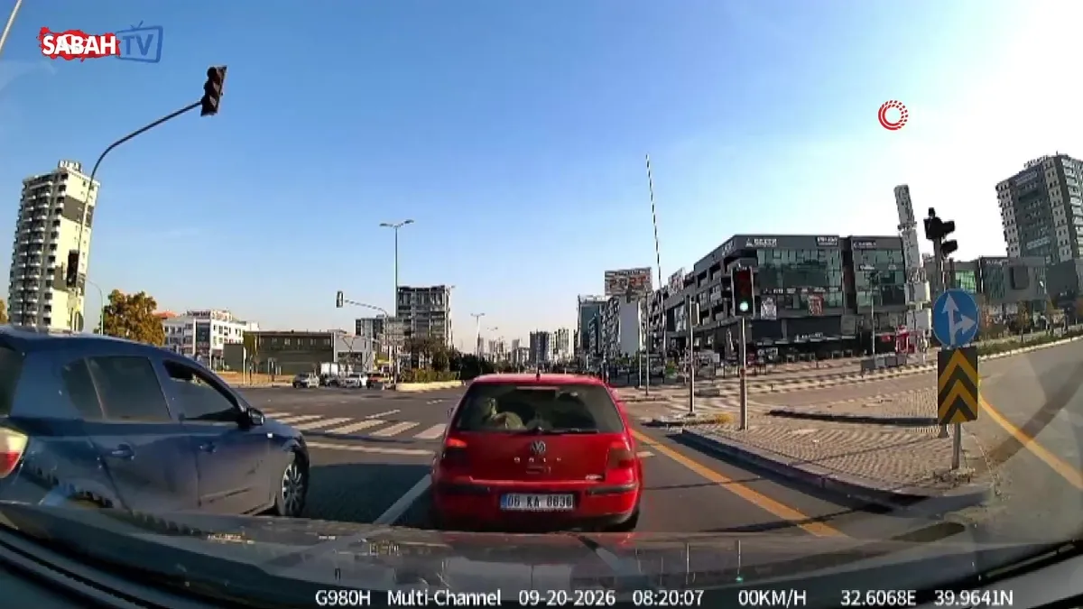 Yolun karşısına geçmeye çalışan genç kıza motokurye çarptı: Kaza anı kamerada