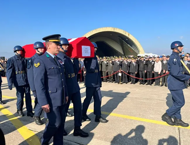 Türkiye şehitlerini uğurladı! Şehit astsubayın eşinden oğluna: Başını dik tut, senin baban kahraman!