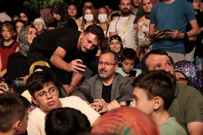 konyada-iz-birakan-ezgiler-konseri-bakan-kasapogluda-sahnede-ezgi-seslendirdi-1660682923245.jpg Konya'da 'İz Bırakan Ezgiler’ konseri! Bakan Kasapoğlu'da sahnede ezgi seslendirdi