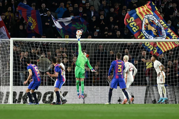 Xavi'nin adamları Avrupa'da tökezledi
