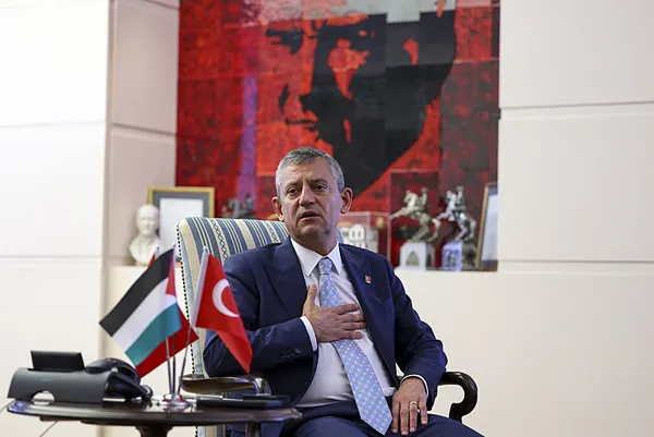 ozgur-ozelin-karnesi-kiriklarla-dolu-fislemeler-ihraclar-linc-kampanyalari-keyfi-gorevden-almalar-1757736652437.jpg Özgür Özel'in karnesi kırıklarla dolu: Fişlemeler, ihraçlar, linç kampanyaları, keyfi görevden almalar!