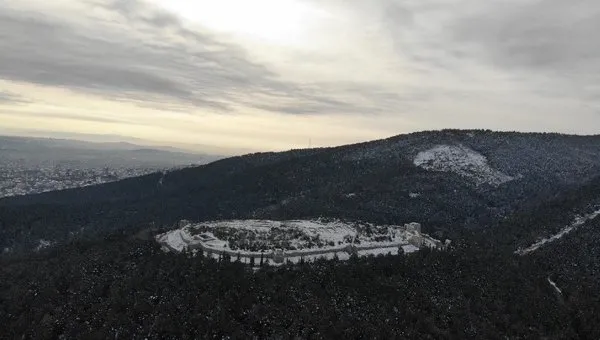 tarihi aydos kalesi nde kar yagisi