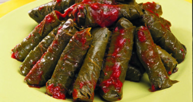 Etli yaprak sarması tarifi etli yaprak sarması nasıl yapılır? Dolma