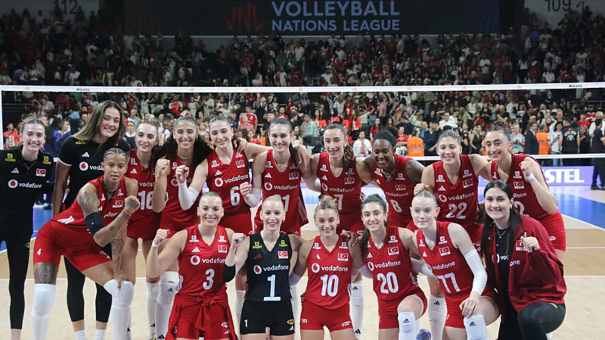 A Milli Kadın Voleybol Takımı oyuncuları file önünde mücadele ederken
