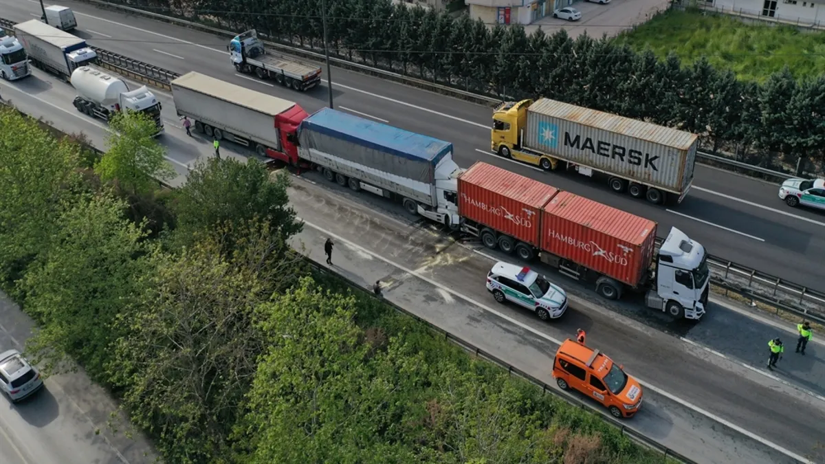 TEM’de zincirleme kaza: 6 TIR kazaya karıştı! Ankara yönünde ulaşım aksadı TEM’de zincirleme kaza: 6 TIR kazaya karıştı! Ankara yönünde ulaşım aksadı